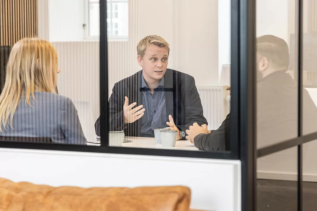 reputation specialister i møde